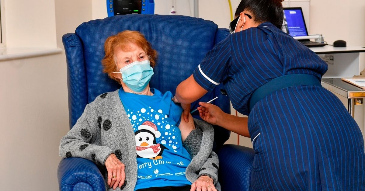 Histórico: Mujer de 90 años es la primera persona del mundo en recibir la vacuna de Pfizer contra el coronavirus