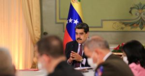 Maduro y medios