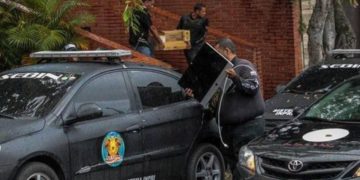 Confiscación equipos VPITV en Caracas. (Foto: EFE/Cristian Hernández)