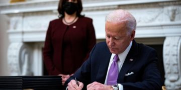 Biden firmando