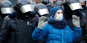 Régimen ruso detiene a manifestante que apoya al líder opositor Navalny por su liberación