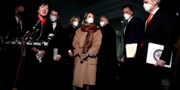 Alfonso Fernández explicó la presencia de los senadores que están de pie ante las cámaras después de reunirse con el presidente Joe Biden