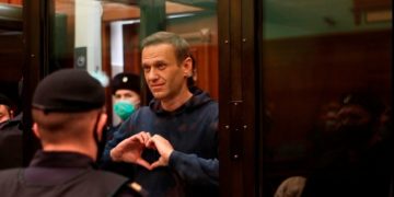 Lajos Szászdi explicó la situación de la oposición rusa luego de la detención de su líder Alexei Navalny quien en la foto hace un corazón con las manos durante su juicio