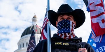 Rafael Bernal considera que las dos alas republicanas dependen entre sí. Un Proud Boy, grupo de extrema derecha en Norteamérica, sostiene una bandera de Estados Unidos frente al Capitolio.