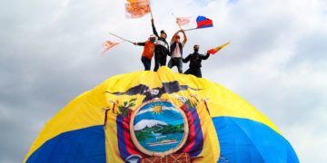 Arturo Moscoso explica las posibilidades de Arauz de alcanzar la presidencia de Ecuador. En la foto el candidato de izquierda celebra el cierre de campaña con personas afines a su movimiento político.