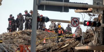 rescatar personas y Surfside