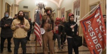 Policías y asalto al Capitolio