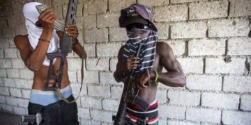 Banda de haitianos y misioneros estadounidenses