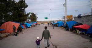 ¿Es el programa «Permanecer en México» una medida efectiva para aliviar la crisis en la frontera sur de EE.UU?: Abogado de imigración Julio Enríquez lo explica