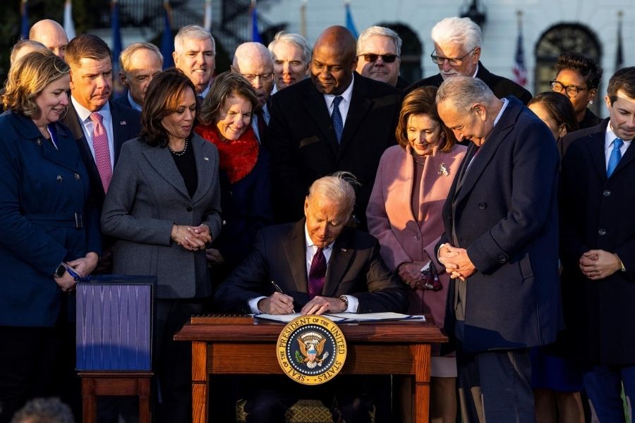 Periodista Alayna Treene: «Es un éxito mayúsculo para Joe Biden que se haya aprobado su plan de infraestructura»