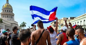 pueblo cubano protestando