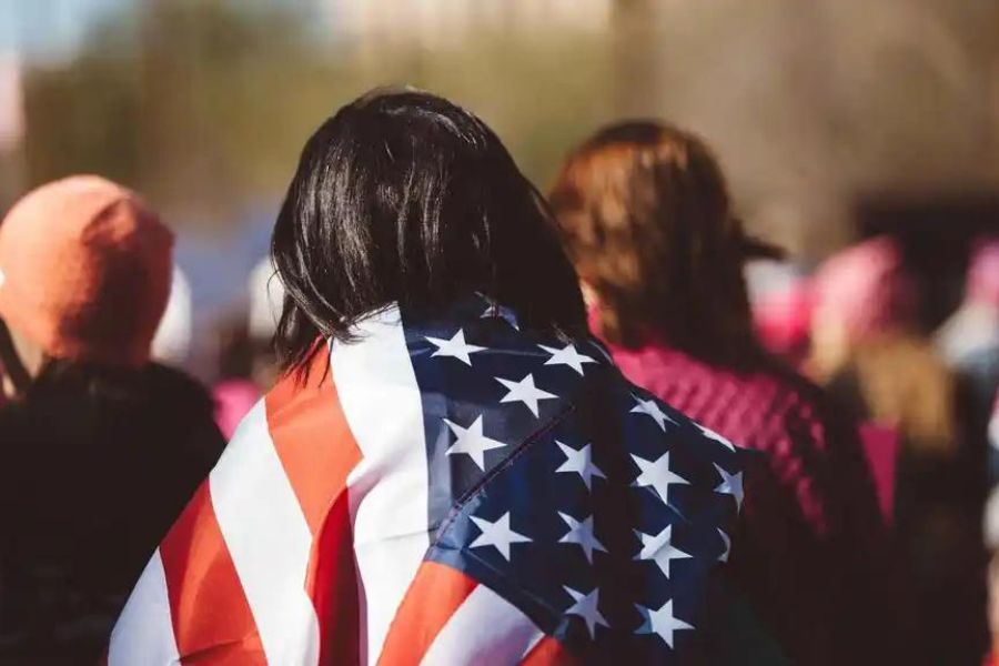 ¿Cómo serán las nuevas identificaciones de los inmigrantes que sale de detención después de haber sido detenidos en la frontera?